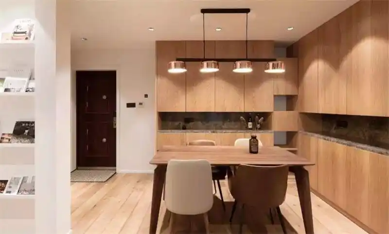 餐厅就在入户右侧,地面通铺原木色地板,全黑核桃木款餐桌搭配不同颜色