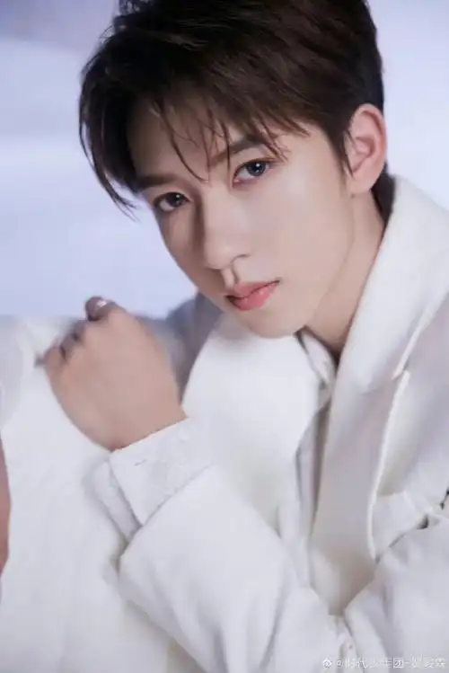 贺峻霖穿的是裙子吗##贺峻霖纯白造型