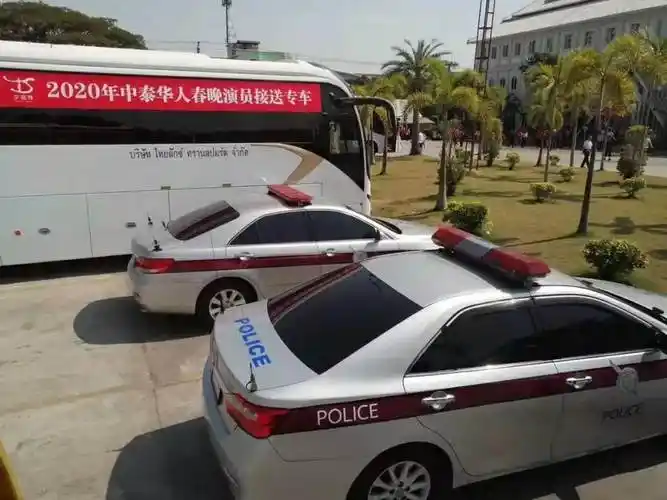 警车开道,皇家警察护送,来自全国各地的22支挂着条幅的专车前往泰国