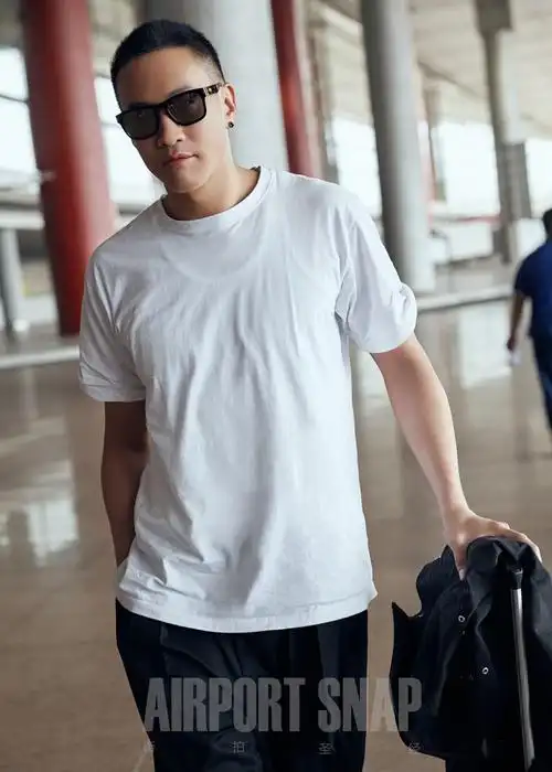 何润东简约造型玩转机场街拍风黑白绑带设计格调十足