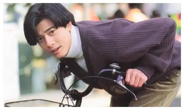 90年代的华语乐坛,中国香港歌手郭富城凭借酷炫的舞姿和清澈的歌喉