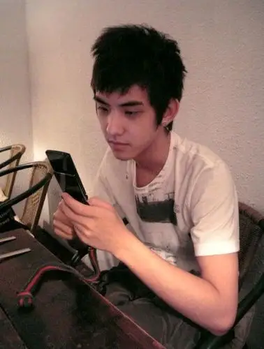 蔡贵霖手里拿的手机是什么?还想问问现在的80,90后都爱用哪款手机?