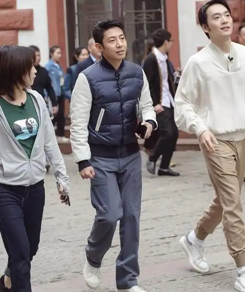 47岁撒贝宁告诉你:西装成套穿,色不过三,小个子也能穿