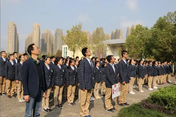 与国旗共同成长将责任代代相传合肥八中举行国旗护卫队交接仪式