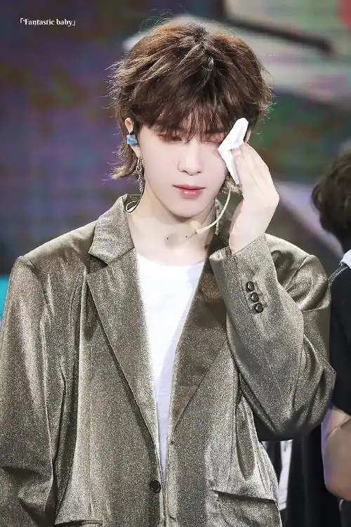 范丞丞渐变蓝发色