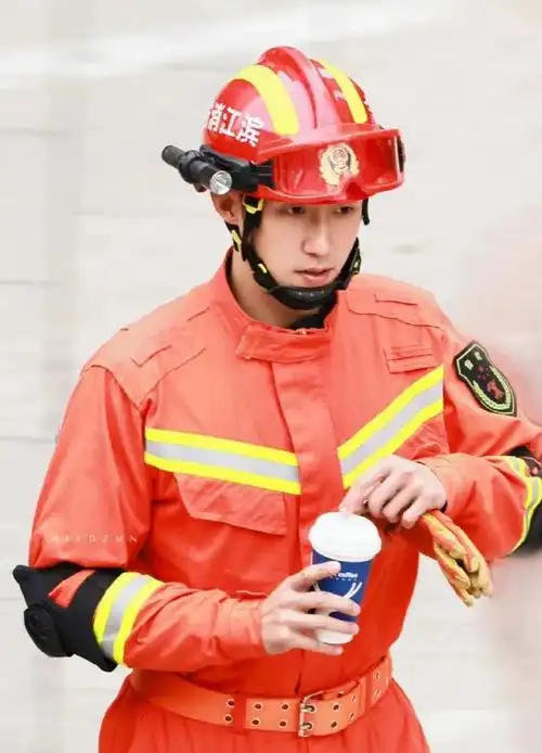 黄景瑜的绝对领域,不愧是娱乐圈服兵役的男人,请把军装焊在身上吧