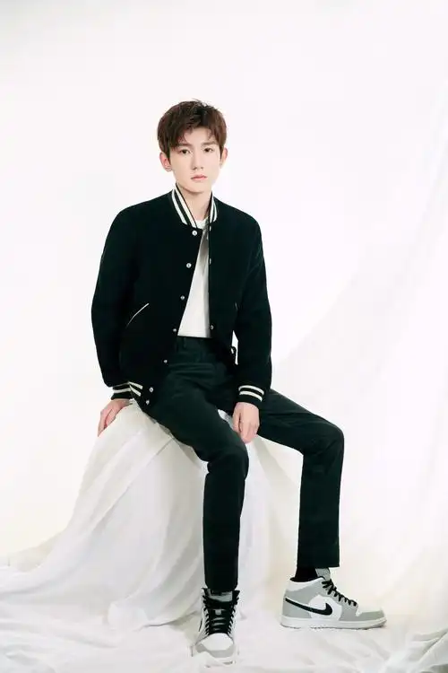 小鲜肉王源青春活力写真