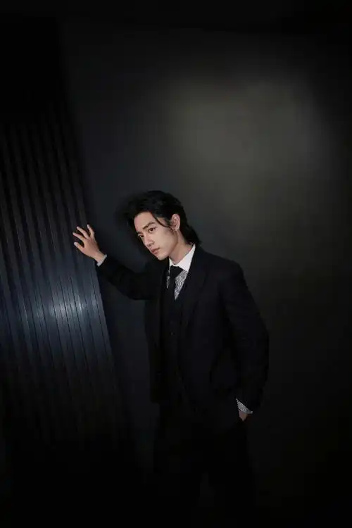 x玖少年团肖战daytoy长发背头,黑色暗白条纹套装,更添成熟魅力,仿佛