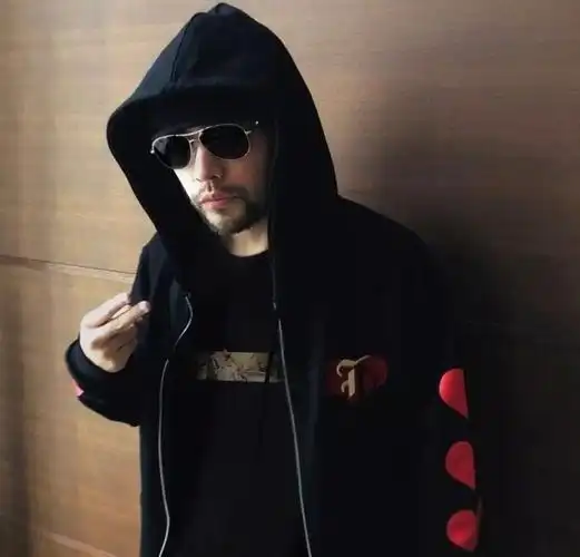 当晚,周杰伦官方又公开几张杰伦的近照,确实蓄着络腮胡,十分有范儿.