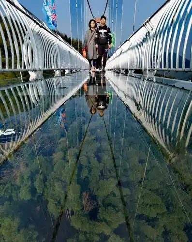 杭州山沟沟9d高空玻璃桥,首座玻璃天空悬廊,横空出世.