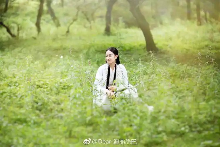 迪丽热巴一组最新写真照片中迪丽热巴一身白色剧服你打几分zt