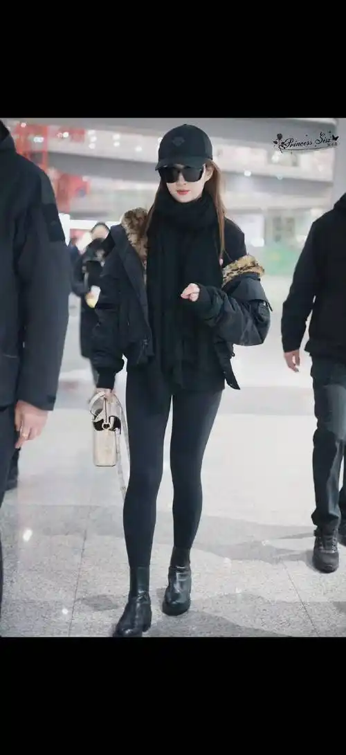 刘亦菲机场现身,下衣失踪搭配棒球帽引领新潮流_照片_作品_气质