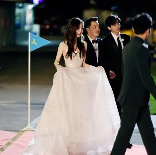 蔡徐坤公主抱baby跑男_跑男第四季baby蔡徐坤-天晟网