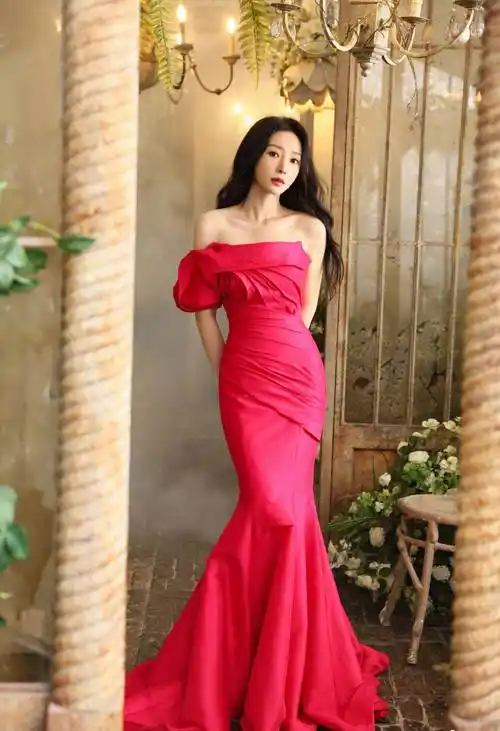 柳岩红色抹胸连衣裙性感写真_设计_网友_裙子