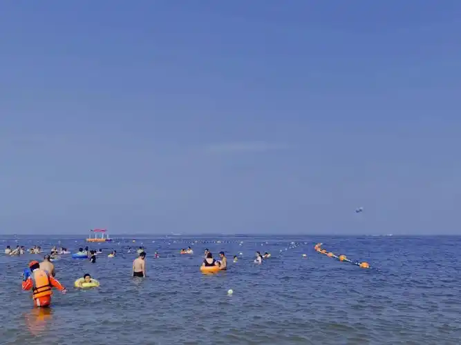 我和妹妹去的是东疆湾沙滩景区,主要是想去海滩上走一走.