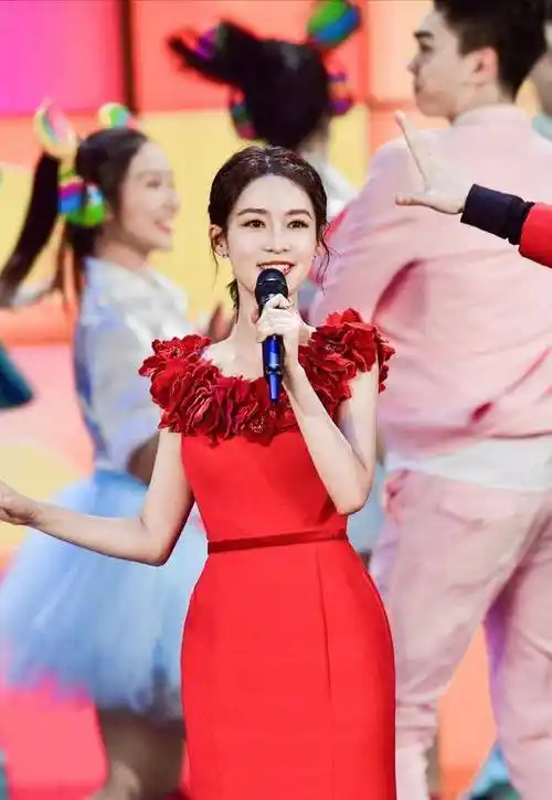 李沁春晚礼服也太甜了手握话筒面带微笑这小姐姐真让人心动