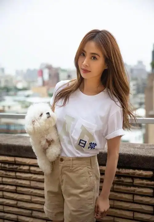 蔡依林身材好,黑色粉色拼接运动服搭丸子头,可爱又迷人