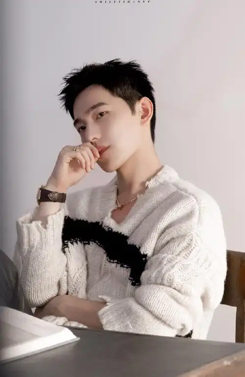 杨洋时尚芭莎十一月刊封面