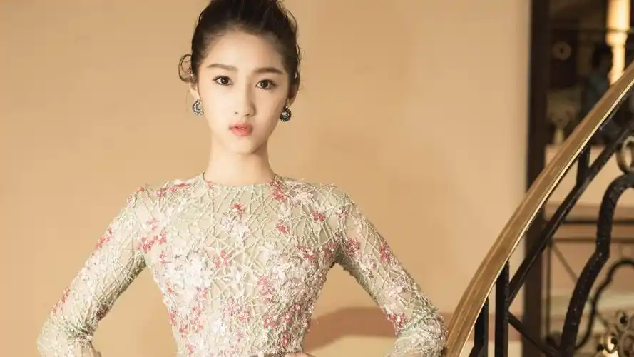 清纯美少女关晓彤唯美写真