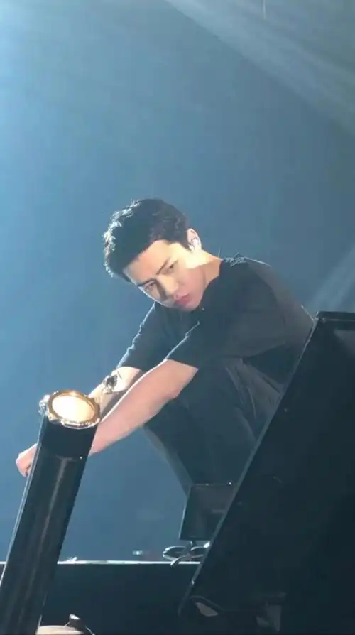 吴世勋超话超爱的演唱会生图系列 1.098 帅的一批#吴世勋生图