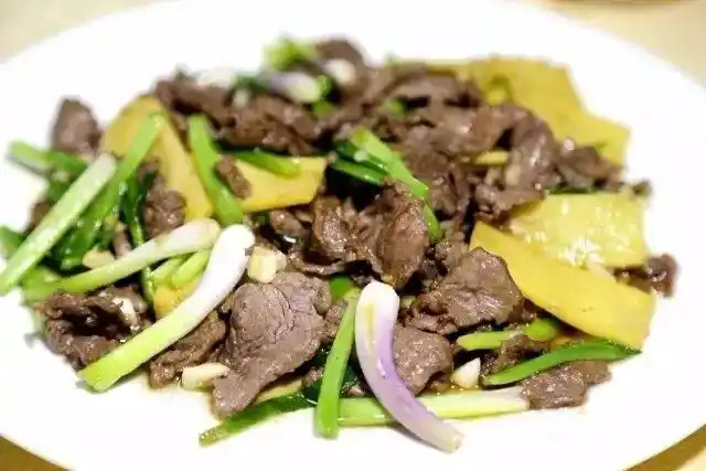洋葱体验牛肉的鲜嫩还有牛肉与姜葱配搭时候散发的香气沙姜焗鲜鱿辣椒