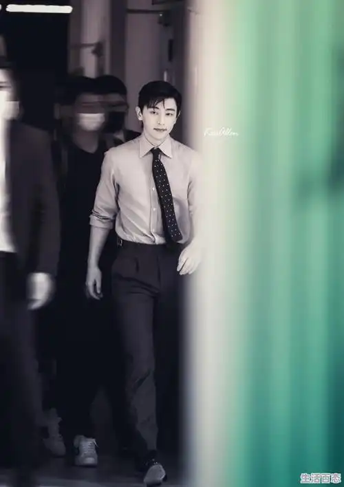 邓伦是凤凰,灯泡是苗族人称美女的意思,苗族有见证爱情的凤凰古城