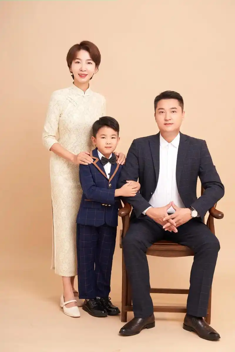 宝贝一年级开学了,学校要一张全家福照片,祝愿这三口之家岁岁平 - 抖