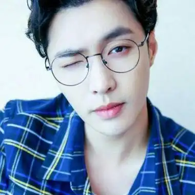 张艺兴戴眼镜的头像 头像图片大全 -【爱个性】