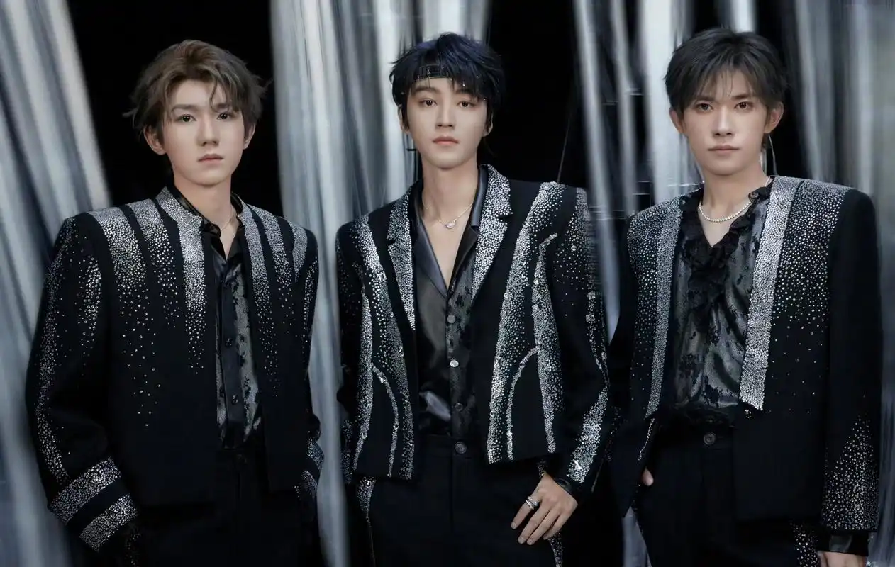 tfboys十周年今日开启,三小只以《青春修炼手册》作为演唱会开场,引发