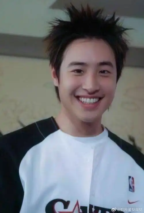 二十年前的潘玮柏也是花美男啊[哇][哇][哇]岁月不饶人!