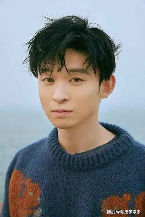 原创董子健街头猛吸烟网友心疼其颓废形象婚变阴影难散