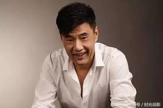 60岁于荣光近照曝光真的是帅了一辈子儿子像他颜值很高