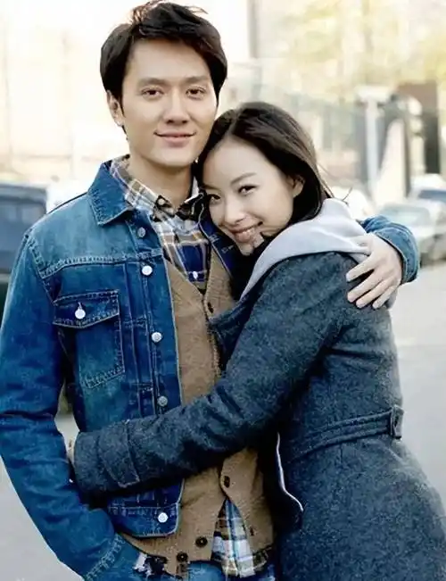 当时,倪妮还透露冯绍峰是她的"初恋男友".