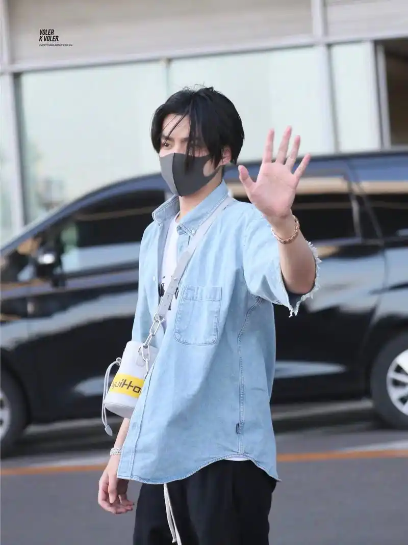 吴亦凡昨天的机场造型,有点梦回8年前过马路的牛仔哥啊!