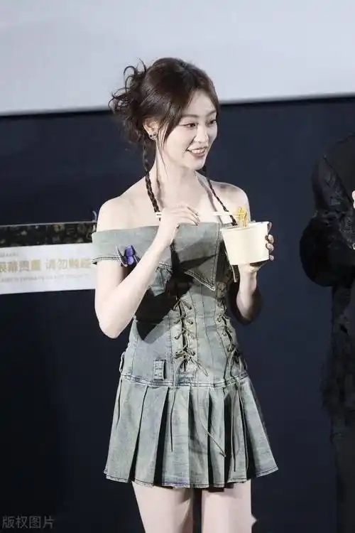 祝绪丹出席电视剧烈焰抖音追剧团活动一字肩短裙甜美俏皮