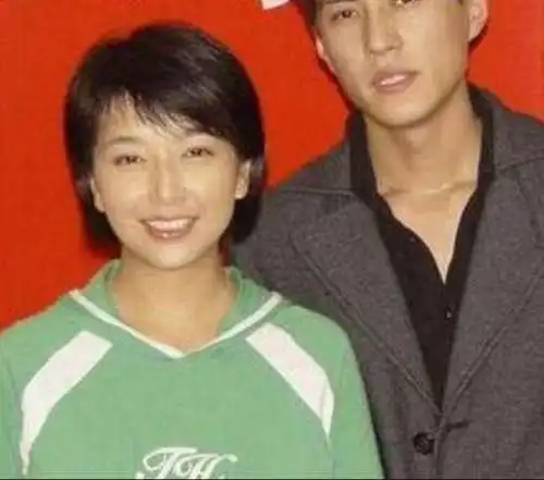 低调了15年靳东妻子终露面网友难怪连江疏影和陈乔恩这样的大美人都不