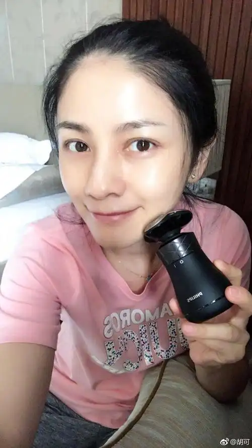 胡可晒孩子奇怪睡姿对镜素颜自拍