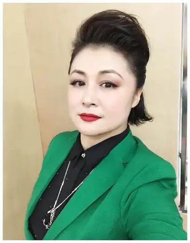 于月仙生活近照,出道多年靠一角大火,现身家数亿没人敢惹