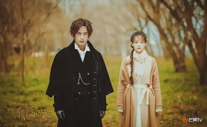 《半妖倾城》第一季收官时,明夏失忆,倾城成为万妖之王,幽瞳为了救