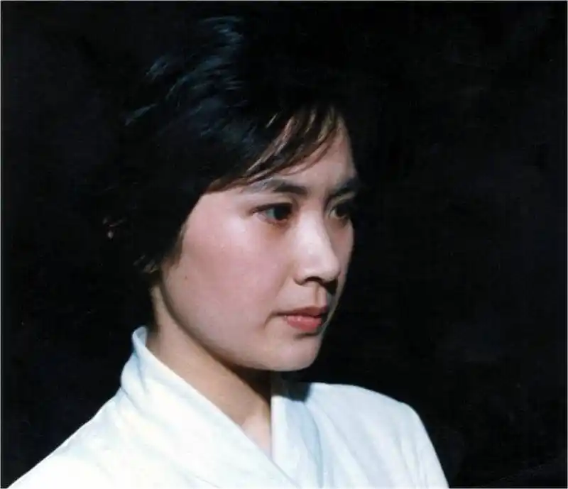 她是首届金鹰影后,丈夫受不了她拍戏致离婚,单身近30年美得从容