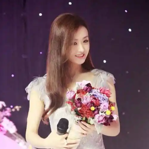 赵丽颖弟弟:浓眉大眼不输冯绍峰,在家打工照顾父母,妻子像明星_赵建飞