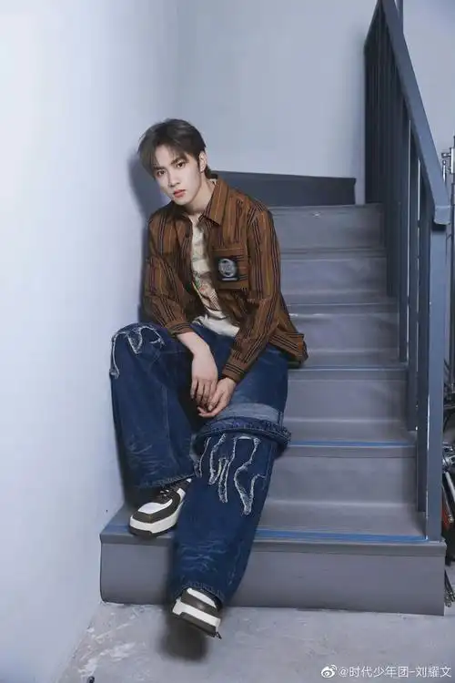 刘耀文主打一个反季节穿搭六宫格随拍