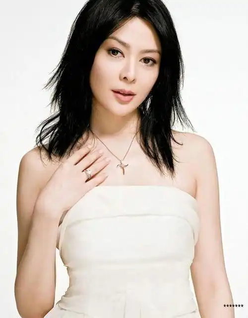 现在的关之琳,嘴角上的皱纹,脖子上的连颈纹明显,虽然擦了厚粉底也