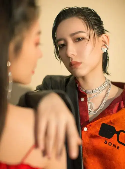 张雨绮网宣组关站只因工作室发相关李斯丹妮的活动合影