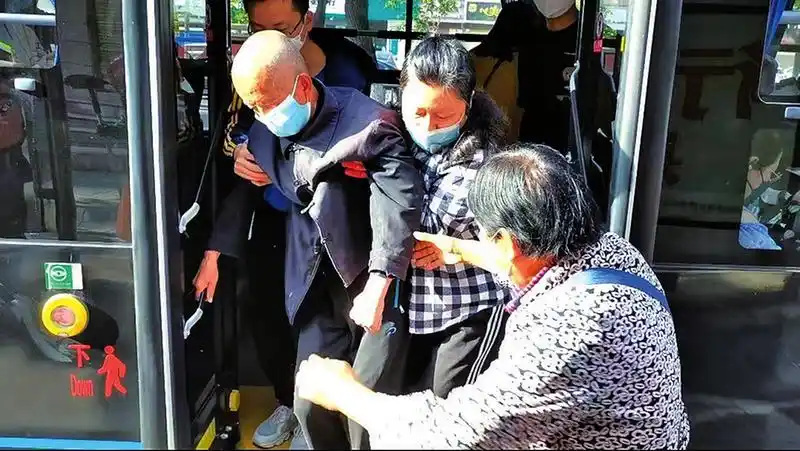 36路公交车女司机搀扶老人上下车温暖一车乘客心