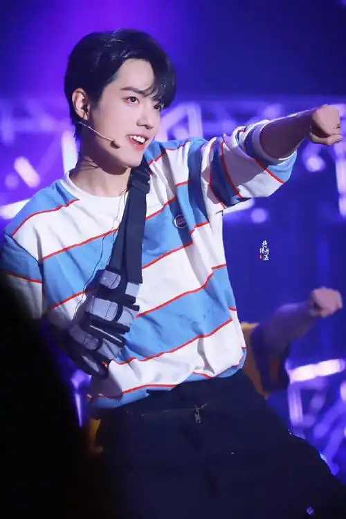 肖战#身穿蓝白条纹美邦的元气小赞超经典的一套look肆意挥洒汗水辗排