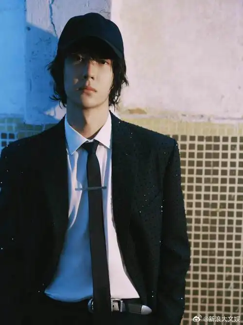 王一博棒球帽卷发##王一博西装棒球帽#@uniq-王一博星光大赏造型图来