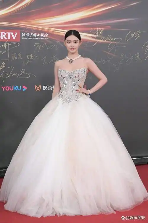 微博之夜红毯杨幂旗袍绝美刘诗诗杨紫拼高定90后小花比性感