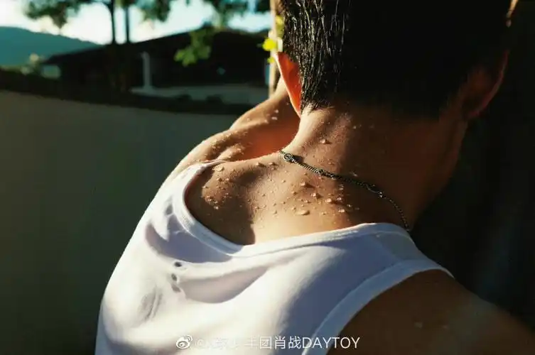 肖战泳池湿身大片