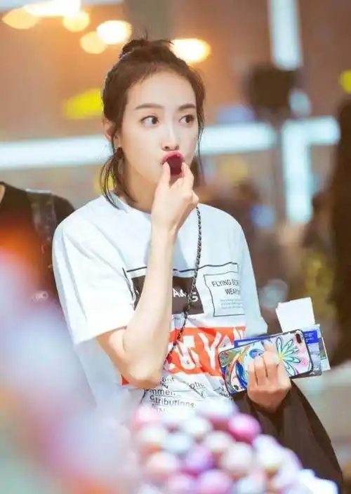 明星时尚机场穿搭,权志龙领衔撞色潮流,蔡依林牛仔健美风,宋茜呆萌似